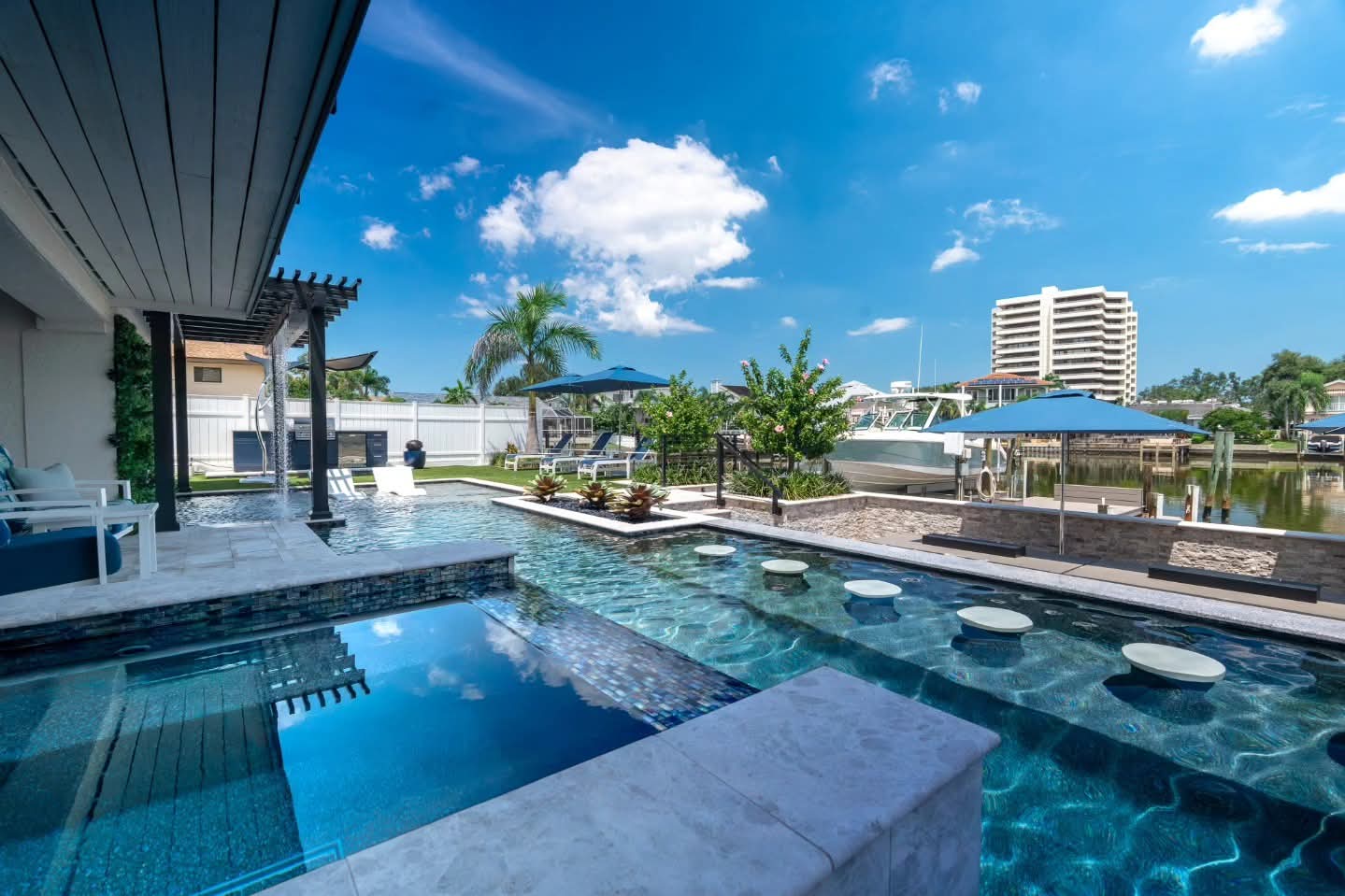 Custom fiberglass swimming pool installation